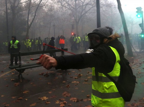 PKK yandaşları Paris'te sokağa indi şehir savaşa alanına döndü!