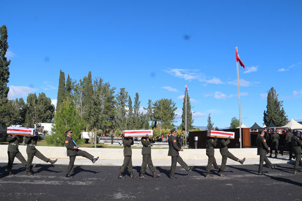 44 yıl önce Rumlar'ın katlettiği 15 şehit toprağa verildi