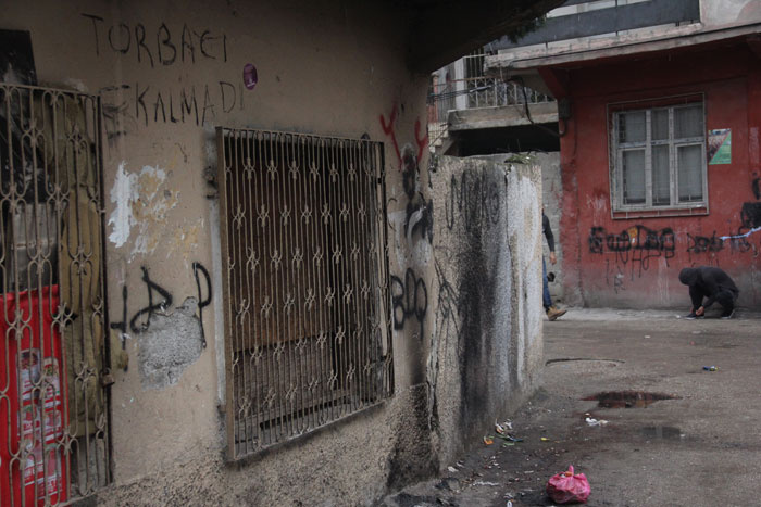 Darbe üstüne darbe yiyince duvara 'torbacı kalmadı' yazdılar