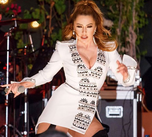 Hadise cesur pozlarıyla sosyal medyayı kasıp kavurdu!