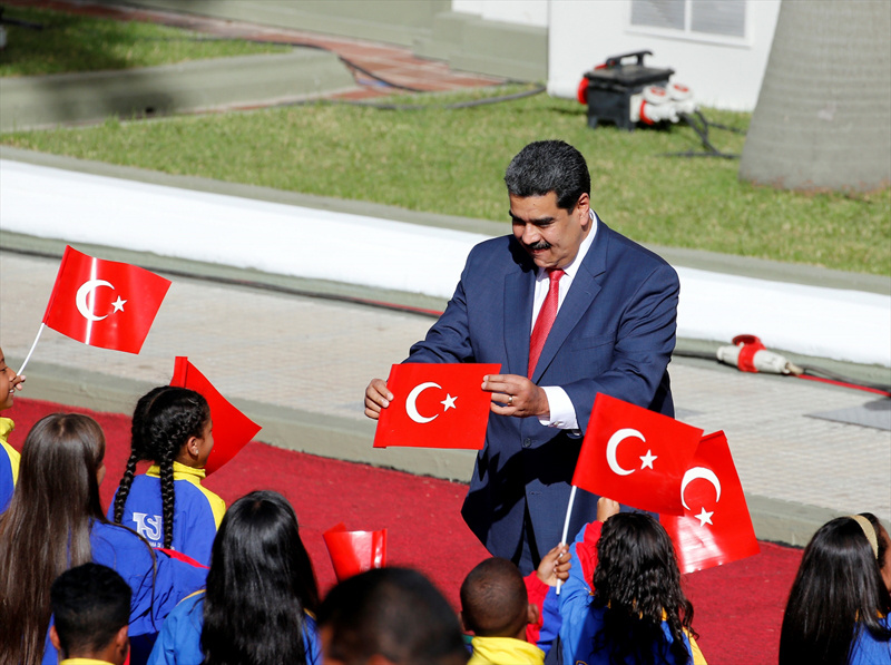 Nicolas Maduro düşen Türk Bayrağını yerden kaldırdı