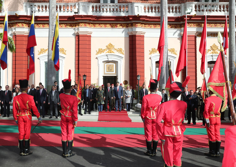 Nicolas Maduro düşen Türk Bayrağını yerden kaldırdı