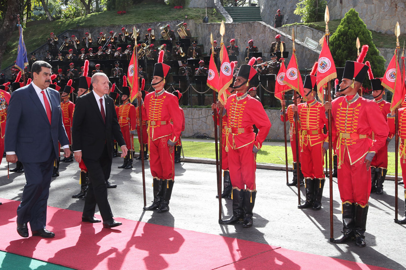 Nicolas Maduro düşen Türk Bayrağını yerden kaldırdı