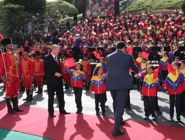 Nicolas Maduro düşen Türk Bayrağını yerden kaldırdı