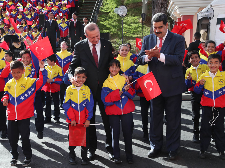 Nicolas Maduro düşen Türk Bayrağını yerden kaldırdı