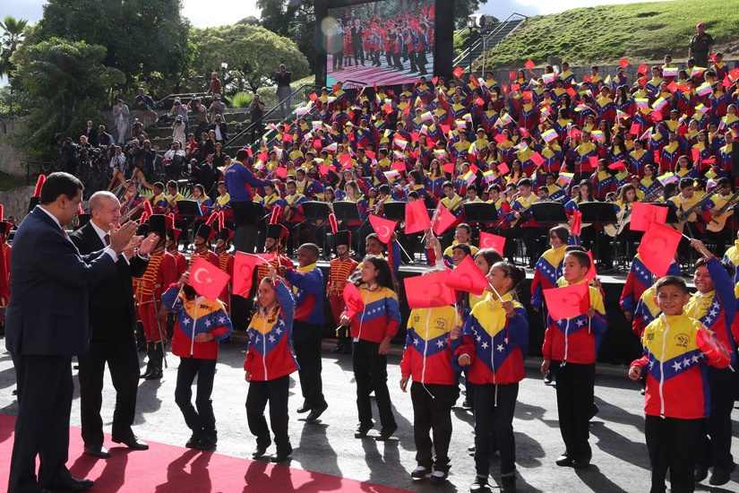 Nicolas Maduro düşen Türk Bayrağını yerden kaldırdı