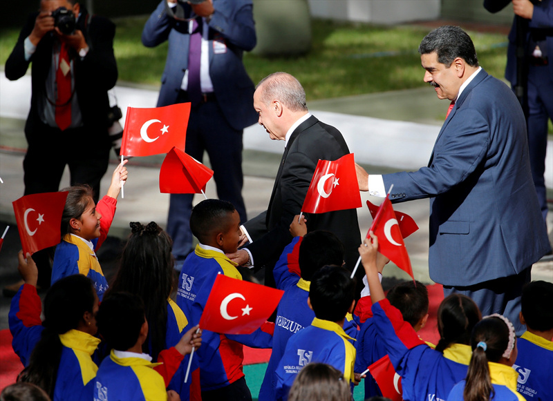 Nicolas Maduro düşen Türk Bayrağını yerden kaldırdı