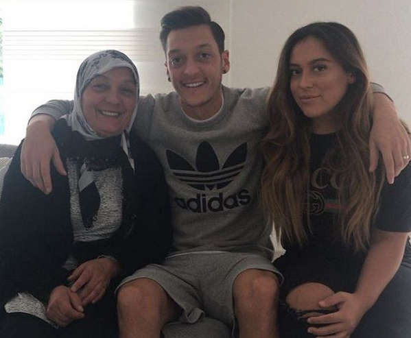 Mesut Özil'in ailesi çok yoksulmuş! Annesi temizlikçi babası...