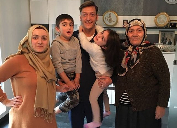 Mesut Özil'in ailesi çok yoksulmuş! Annesi temizlikçi babası...