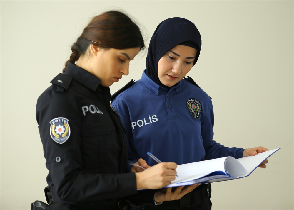 Polisin kıyafeti değişti! Ünlü modacı tasarladı...