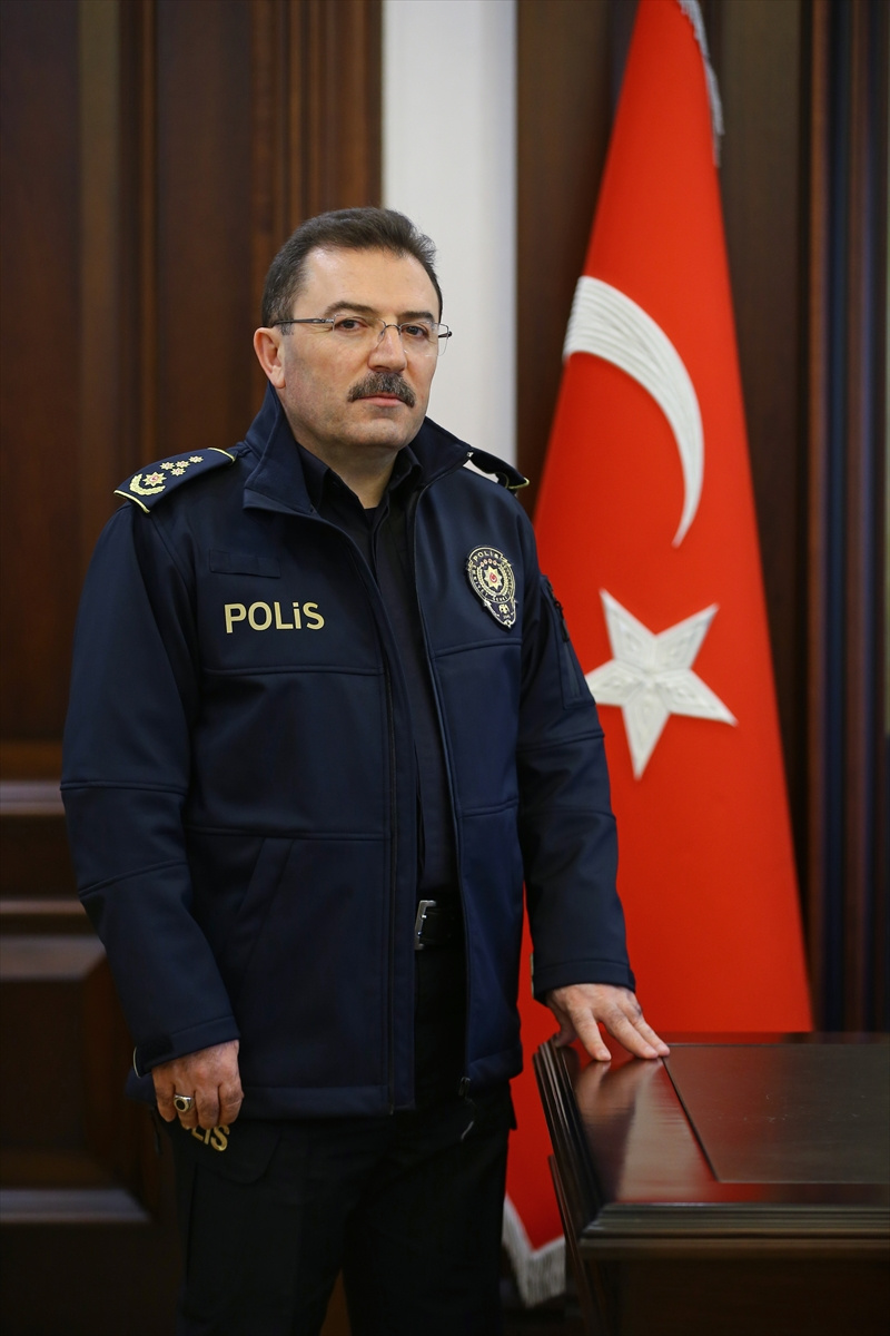 Polisin kıyafeti değişti! Ünlü modacı tasarladı...