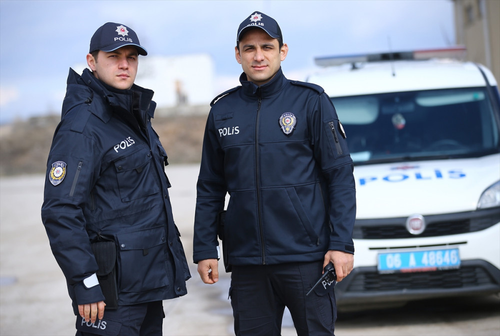 Polisin kıyafeti değişti! Ünlü modacı tasarladı...