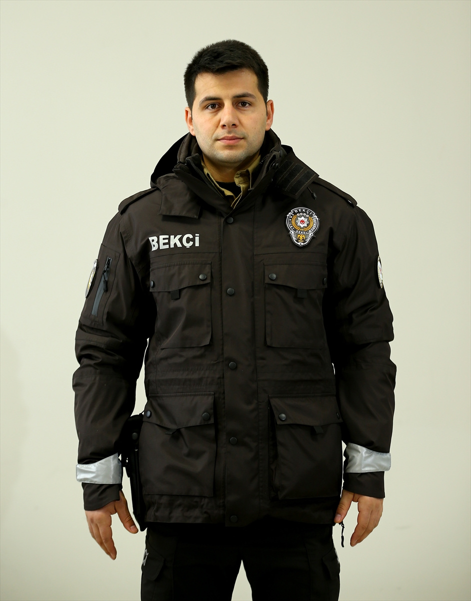 Polisin kıyafeti değişti! Ünlü modacı tasarladı...