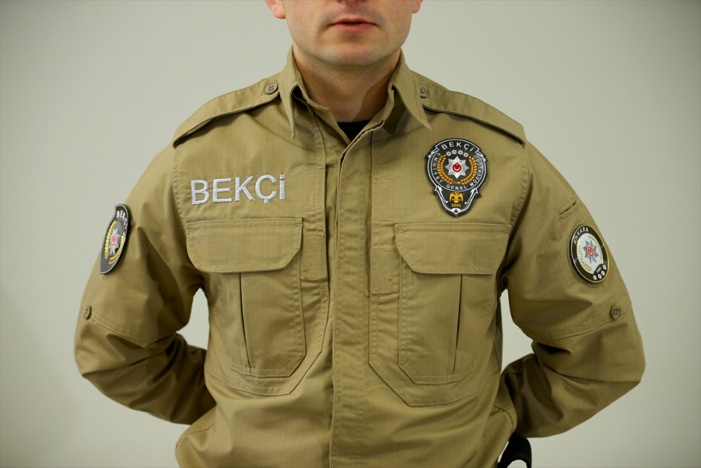 Polisin kıyafeti değişti! Ünlü modacı tasarladı...