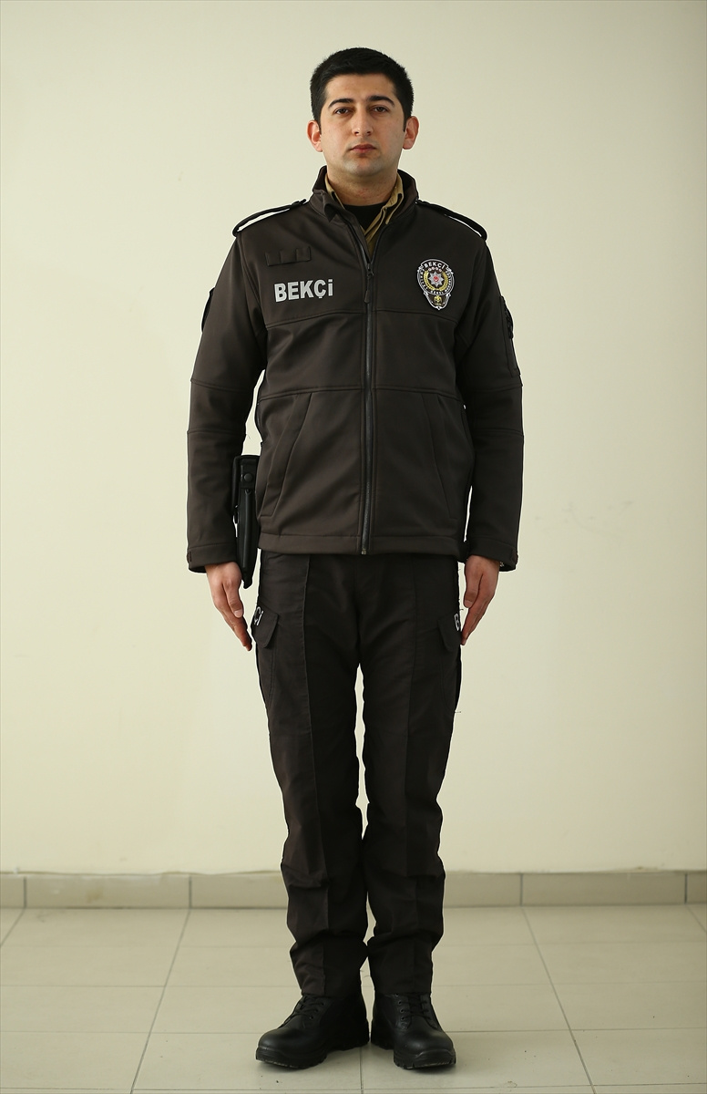 Polisin kıyafeti değişti! Ünlü modacı tasarladı...