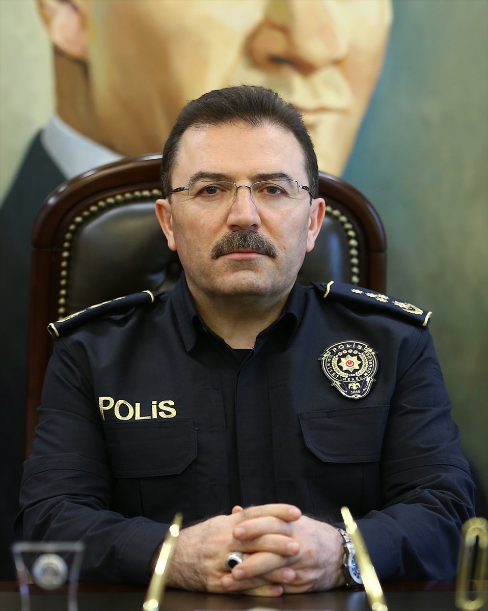 Polisin kıyafeti değişti! Ünlü modacı tasarladı...