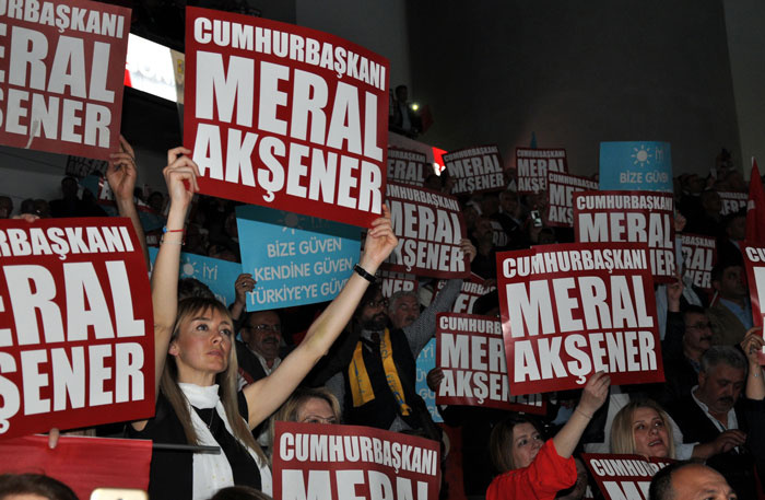 İyi Parti Kongresi'nde dikkat çeken isim