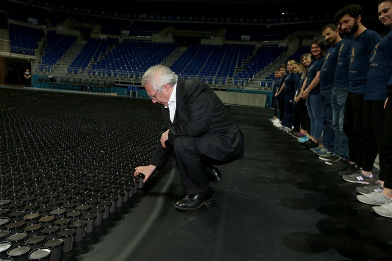 Fenerbahçe'den 60.000 renkli bardakla dev Atatürk portresi