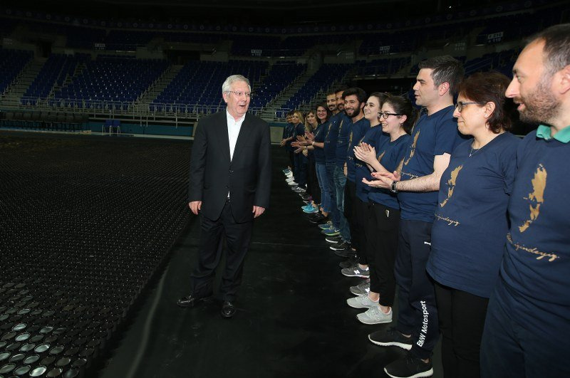 Fenerbahçe'den 60.000 renkli bardakla dev Atatürk portresi