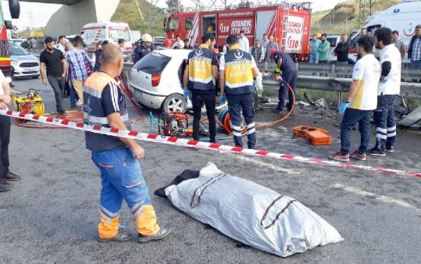 Arnavutköy'de korkunç kaza otomobilde feci şekilde öldüler