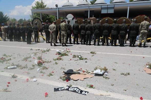 Cenazede olay: Çiçeğinizi şehide değil Demirtaş'a gönderin