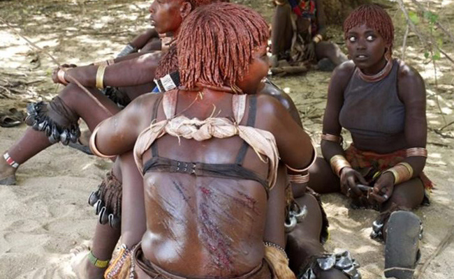 Bir garip Afrika kabilesi! Evlenmek isteyeni kÄ±rbaÃ§lÄ±yorlar