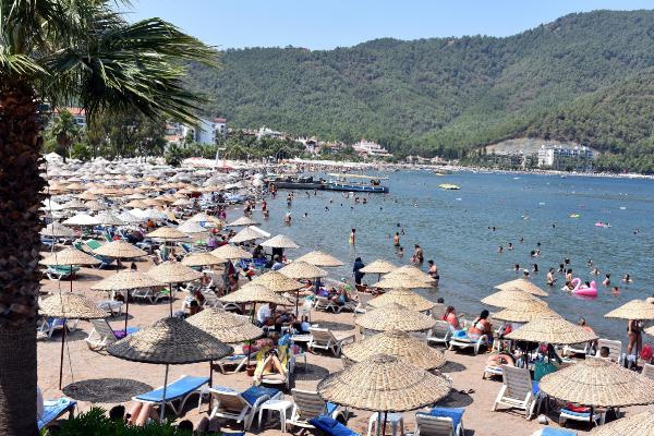 Trafik felç oldu otellerde yer kalmadı! Nüfus patlaması yaşanıyor