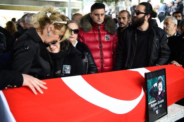 Ayşen Gruda'nın cenazesi son yolculuğuna uğurlandı cenazeden görüntüler