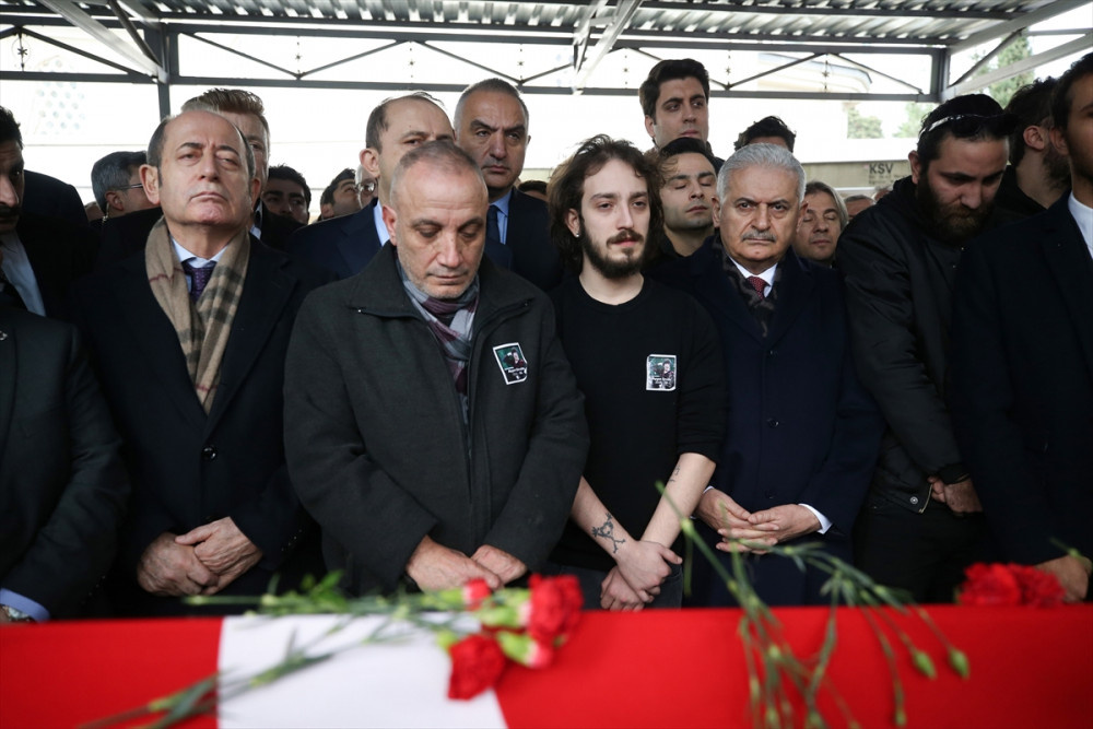 Ayşen Gruda'nın cenazesi son yolculuğuna uğurlandı cenazeden görüntüler