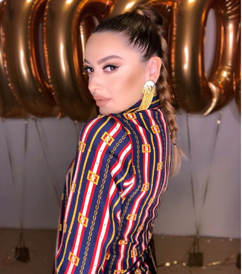 Hadise orta parmağını takipçilerine hediye etti! Tepkiler çığ gibi büyüdü