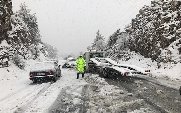 Antalya-Konya karayolunda yüzlerce sürücü yolda kaldı!