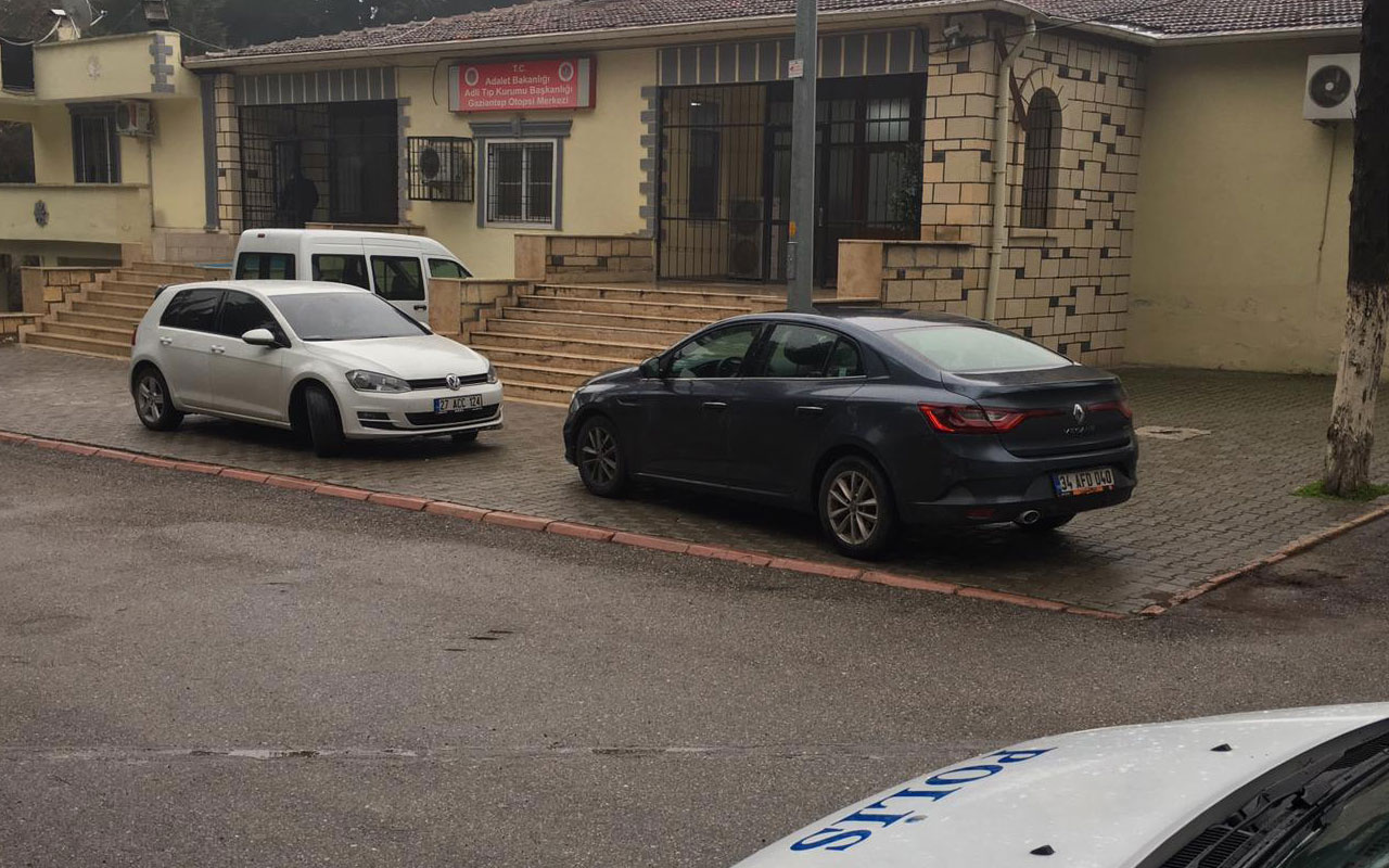 Gaziantep�te polis otosu ağaca çarptı 1 şehit 1 yaralı