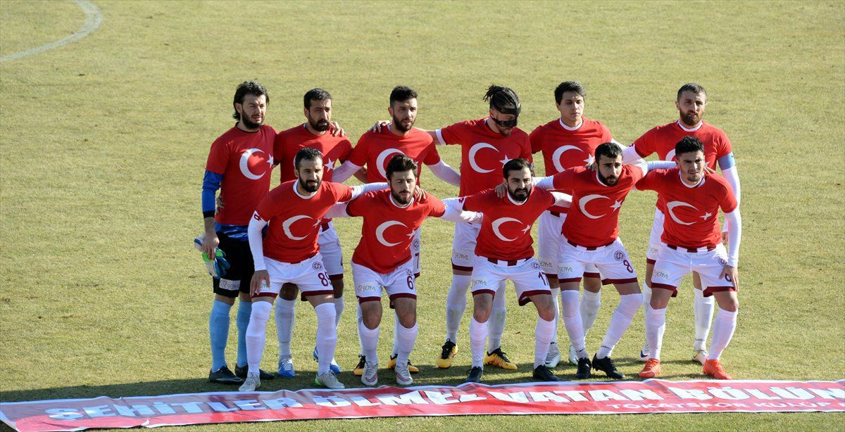 Tokatspor Türk bayraklı tişörtlerle maça çıktı