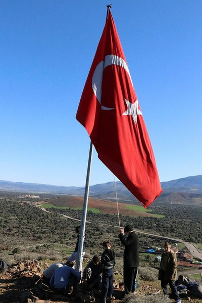 Sinirda Dev Turk Bayragi Koyluler Bugun Asti Internet Haber