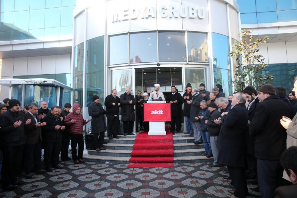 hasan karakaya nin mezari basinda erdogan kuran okudu internet haber