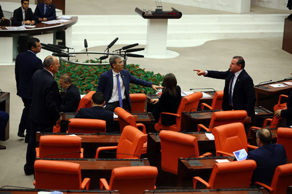 Meclis karıştı, vekiller birbirine girdi