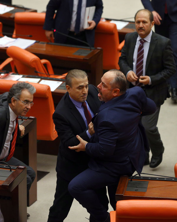 Meclis karıştı, vekiller birbirine girdi