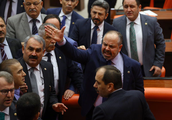 Meclis karıştı, vekiller birbirine girdi