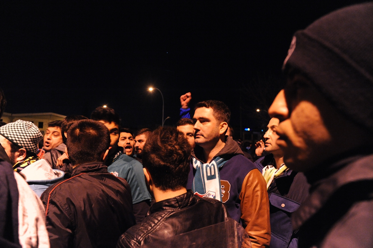 Bursaspor taraftarları futbolculara saldırdı