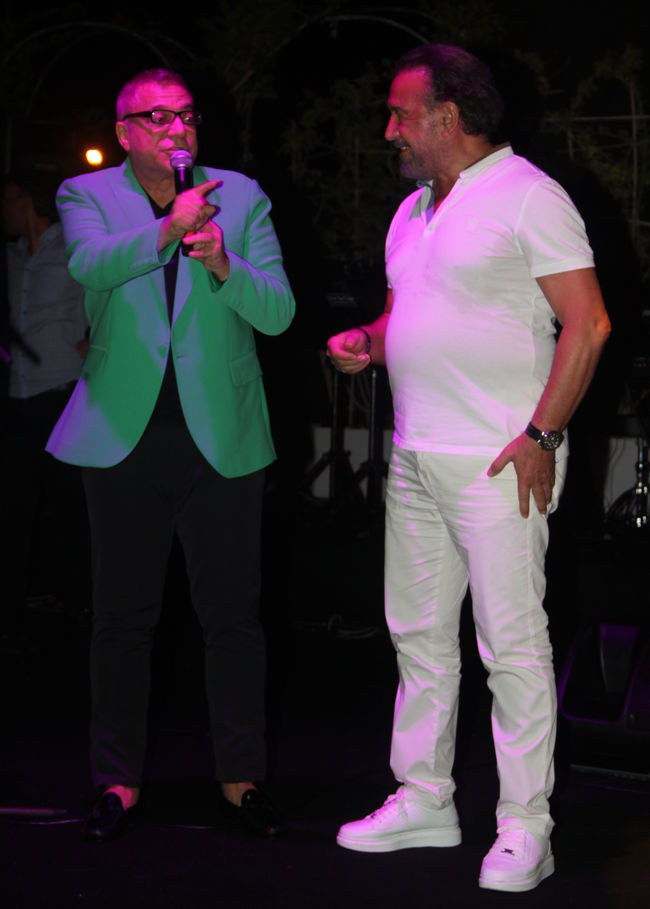 Mehmet Ali Erbil sahneye tekerlekli sandalyeyle çıktı Mehmet Ali Erbil sahneye tekerlekli sandalyeyle çıktı