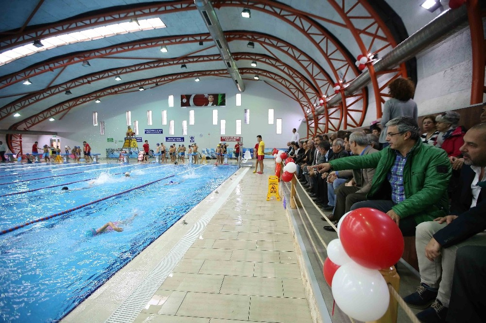Karşıyaka Belediyesi Yüzme Havuzu