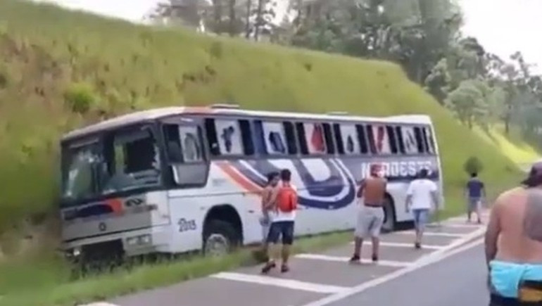 Rakip taraftarlar otobanda kavga etti