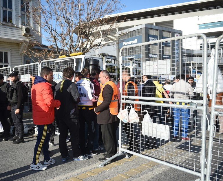 Şükrü Saraçoğlu Stadı'nda olağanüstü hal! 