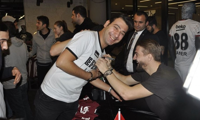 10 gün önce Caner'le bu fotoğrafı çektirmişti...