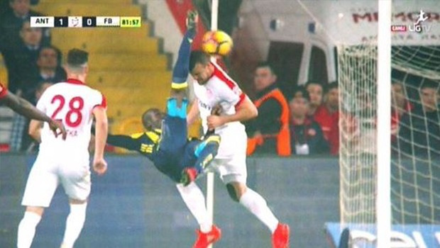Sow'un golü iptal edildi Fenerbahçeliler isyanda