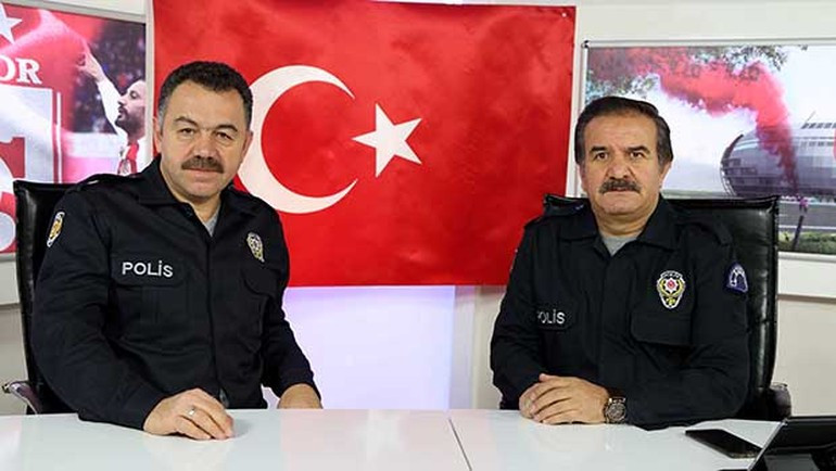 Polis üniformasıyla program sundular