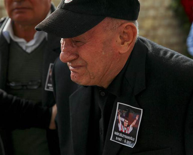 Törene katılan Süleymanoğlu'nun ilk antrenörü Enver Türkileri'nin gözyaşlarını tutamadığı görüldü.