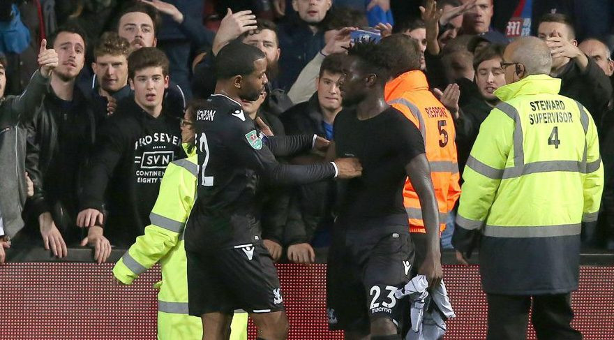 sezon başından bu yana oynadığı futbolla taraftarını galibiyete hasret bırakan Crystal Palace’ta oyunculara tepkiler de artmaya başladı.