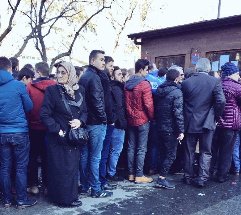 Kuyrukta bekleyen teyze sosyal medyayı salladı