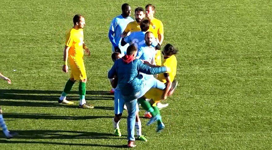 Saha görevlisi tekme ile sporcuyu yere indirdi